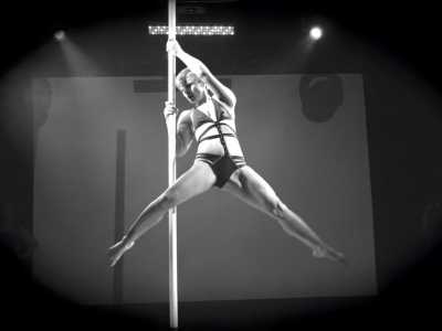 La pole dancer Isabella si esibisce sul palco
